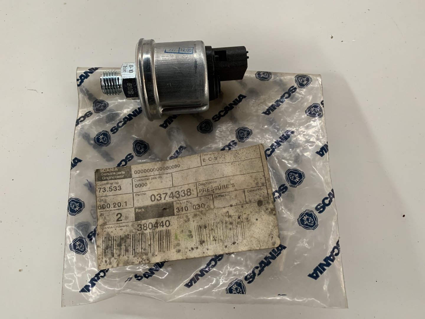 Oil pressure sensor