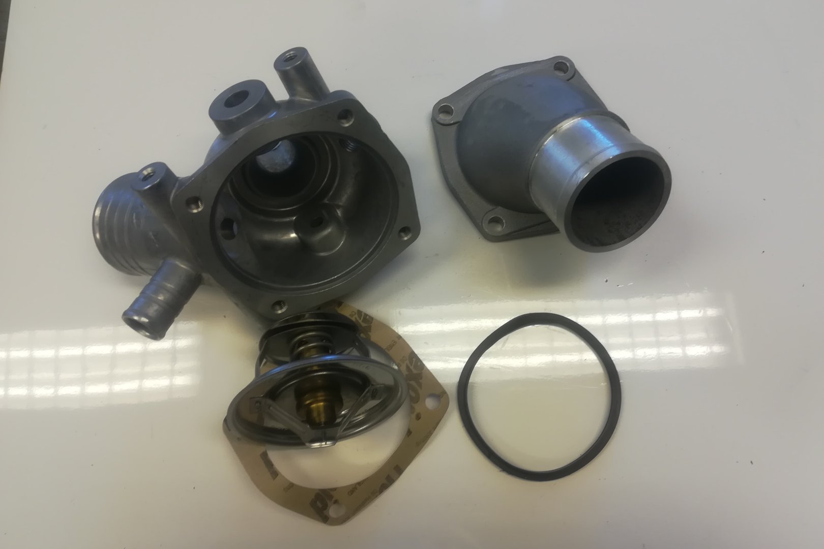 Thermostat housing set