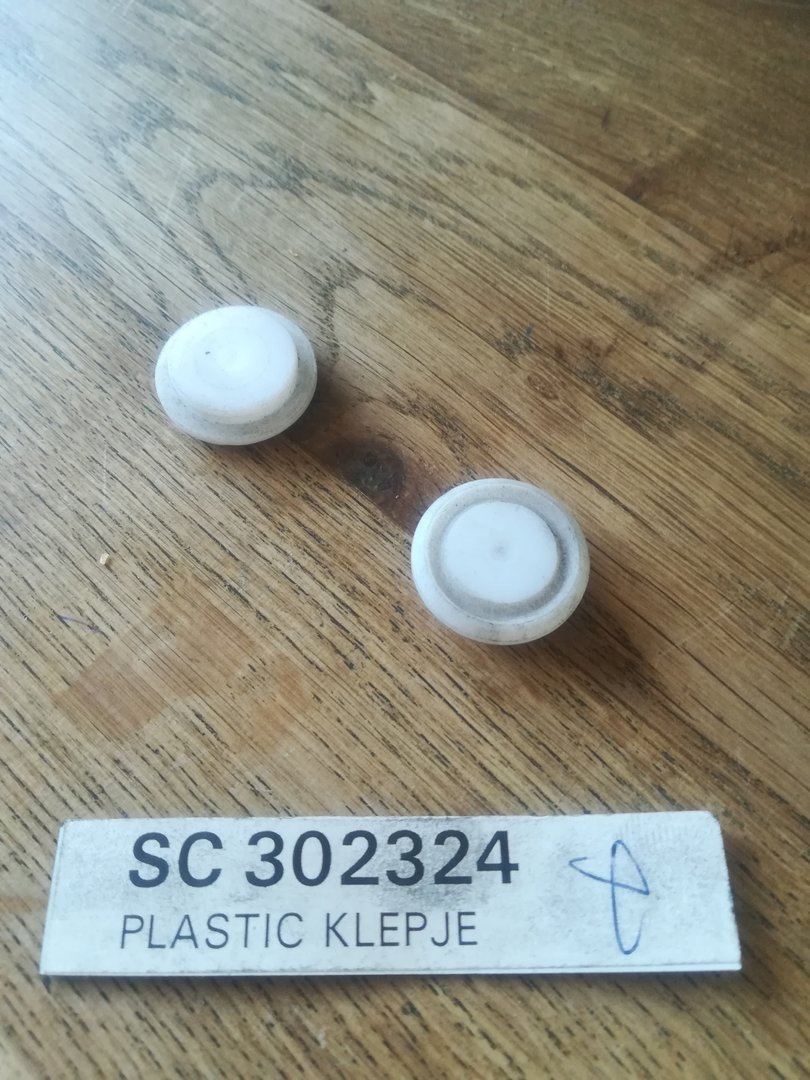 Plastic plug
